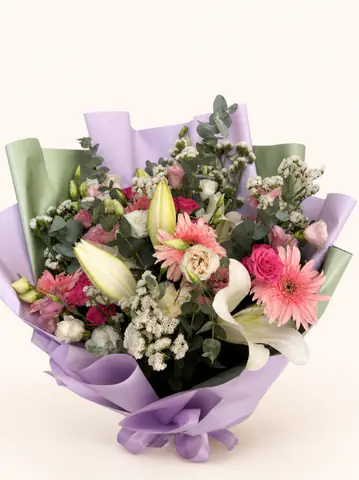 Lilyum gerbera ve pastel mevsim çiçeklerinden buket